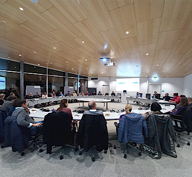 Teilnehmer:innen am Runden Tisch im Sitzungssaal des Gröbenzeller Rathauses Teilnehmer:innen am Runden Tisch im Sitzungssaal des Gröbenzeller Rathauses